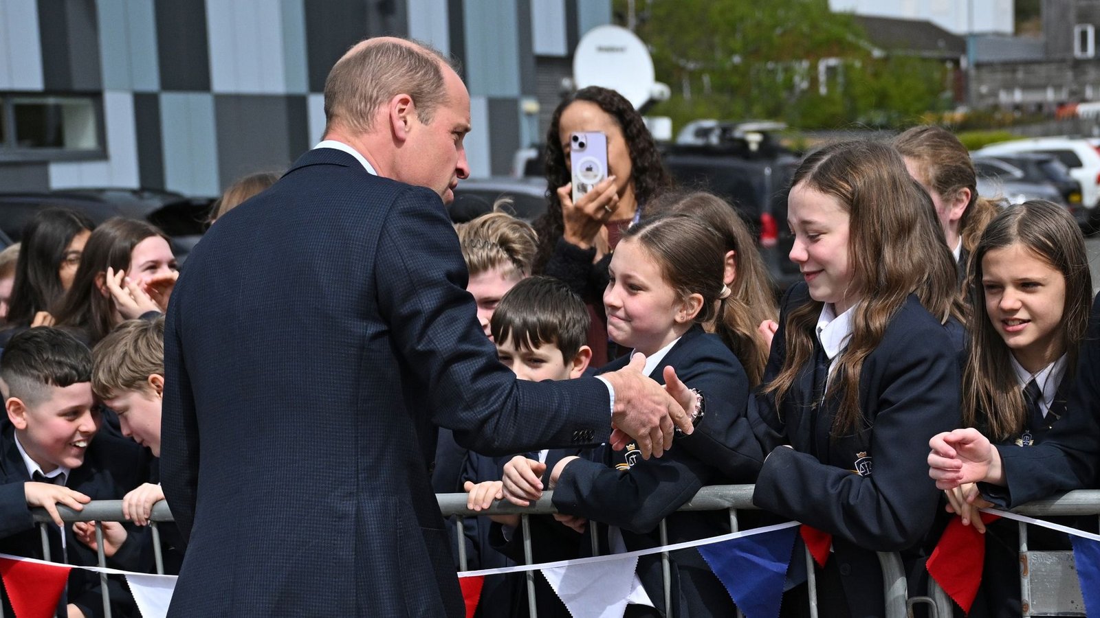 Prinz William wird Sandwell freudig begrüßt.Foto: Oli Scarff/PA Wire/dpa