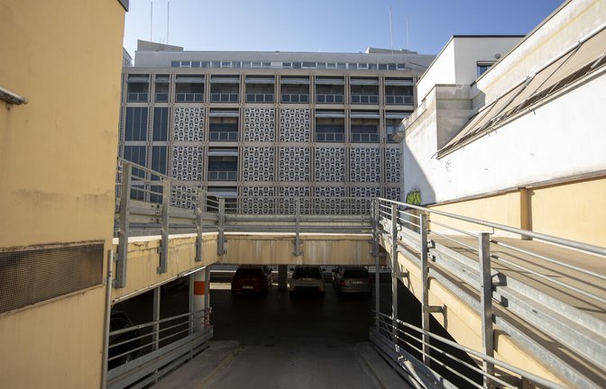 Die Stadt will das ehemalige Kaufhof-Gebäude und das Parkhaus an der Steinstraße für ihre Mitarbeiter umbauen.<span class='image-autor'>Foto: Lichtgut/Leif Piechowski</span>