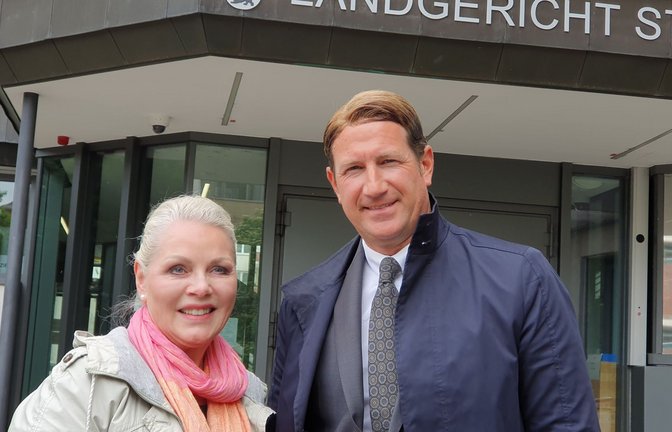 Doris von Sayn-Wittgenstein mit ihrem Anwalt Alexander von Wrese vor dem Stuttgarter Landgericht<span class='image-autor'>Foto: Wein</span>