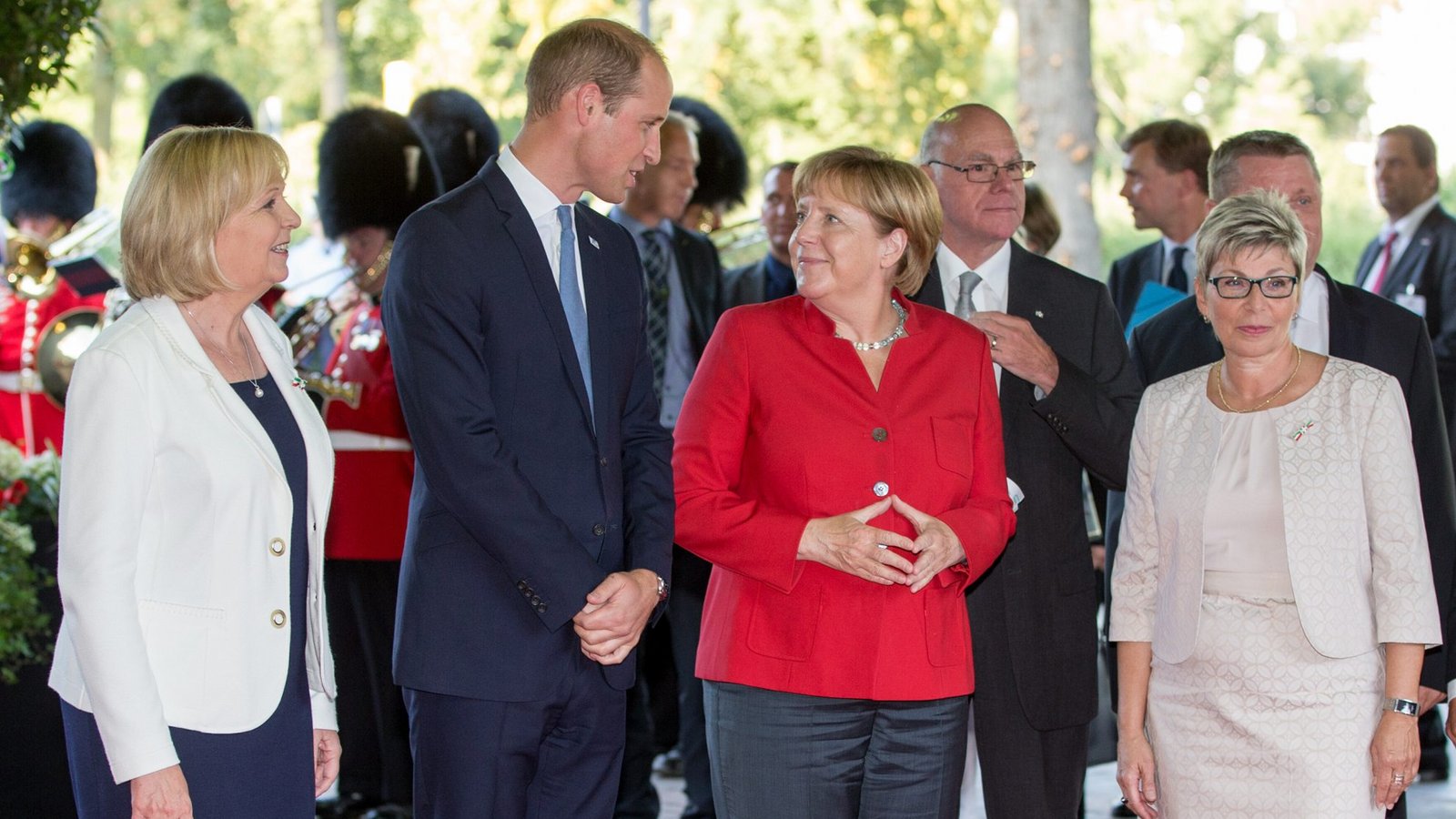 Prinz William hat auch die ehemalige Bundeskanzlerin Angela Merkel getroffen, unter anderem hier, 2016 in Düsseldorf.Foto: picture alliance / dpa | Maja Hitij