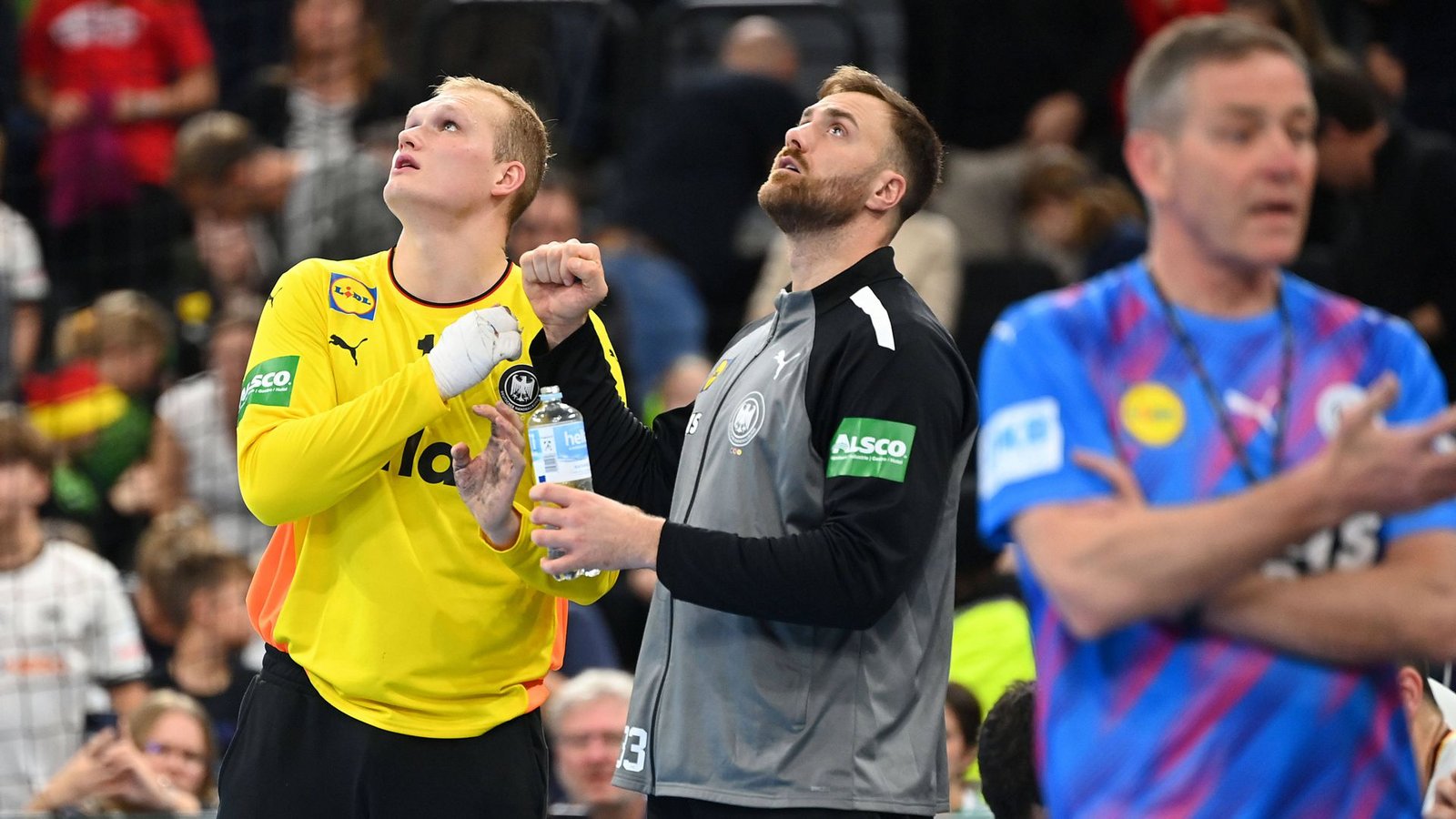Was bringt diese EM für Deutschland? Die Torhüter David Späth (li.) und Andreas Wolff gehören jedenfalls zu den Stützen von Bundestrainer Alfred Gislason (re.).Foto: IMAGO/Sven Simon