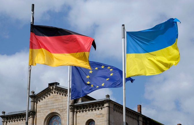 Vor vielen öffentlichen Gebäuden wehen heute Flaggen – teils auch zusätzliche. Welcher Anlass am 23. Februar 2026 dahintersteckt und was die Beflaggung offiziell bedeutet.<span class='image-autor'>Foto: Lensw0rId / Shutterstock.com</span>