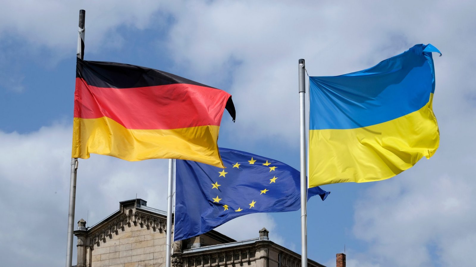 Vor vielen öffentlichen Gebäuden wehen heute Flaggen – teils auch zusätzliche. Welcher Anlass am 23. Februar 2026 dahintersteckt und was die Beflaggung offiziell bedeutet.Foto: Lensw0rId / Shutterstock.com
