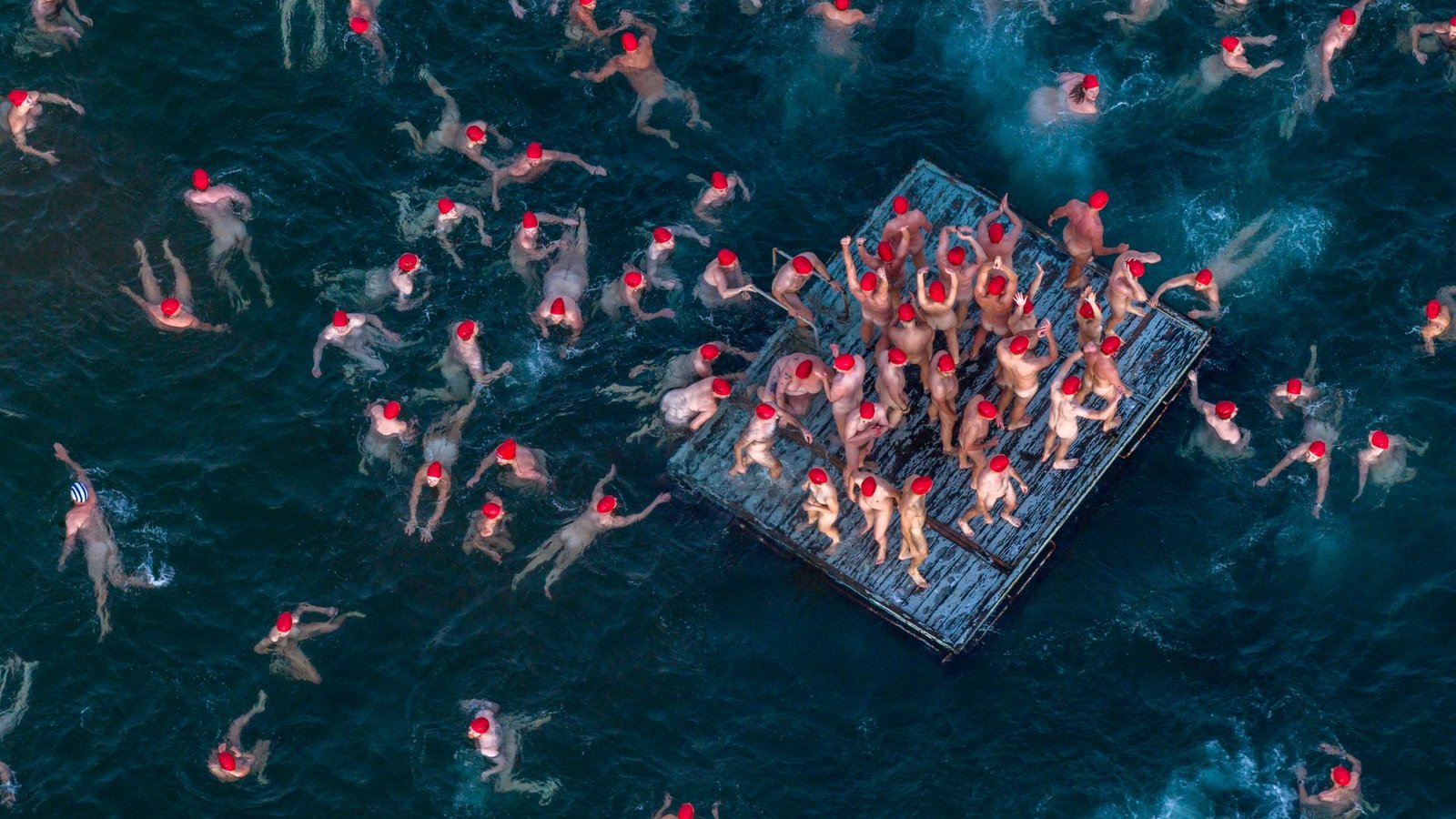 Schwimmer nehmen am jährlichen Nacktbad zur Wintersonnenwende im Rahmen des „Dark Mofo“-Festivals in Hobart am Long Beach teil.Foto: Rob Blakers/AAP/dpa Schwimmer nehmen am jährlichen Nacktbad zur Wintersonnenwende im Rahmen des „Dark Mofo“-Festivals in Hobart am Long Beach teil.Foto: Rob Blakers/AAP/dpa