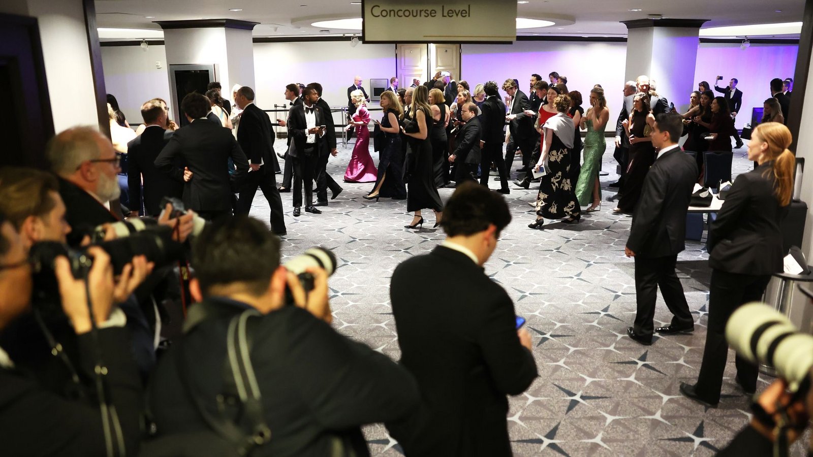 Nach den Schüssen herrscht große Unruhe.Foto: Tom Brenner/AP/dpa