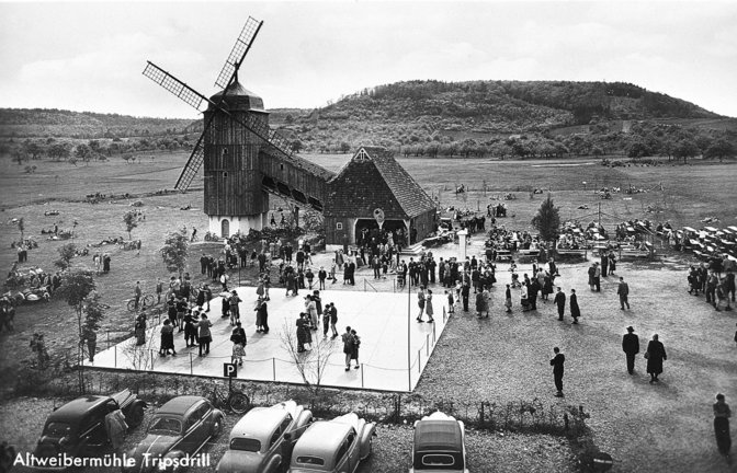 Mit der Altweibermühle (hier ein Bild der neu aufgebauten Mühle aus den 1950er Jahren) fing Ende der 1920er Jahre in Treffentrill im Zabergäu alles an. Eine Mühle mit Rutsche, ein Tanzboden – und <b>Tripsdrill</b> war geboren.<span class='image-autor'>Foto: Tripsdrill</span>