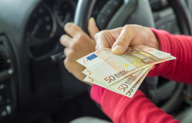 Wer im Winter mit Sommerreifen unterwegs ist, riskiert hohe Bußgelder, Punkte in Flensburg und Probleme mit der Versicherung. Hier erfahren Sie, welche Strafen drohen und worauf Autofahrer jetzt achten müssen.<span class='image-autor'>Foto: FotoDuets / Shutterstock.com</span>