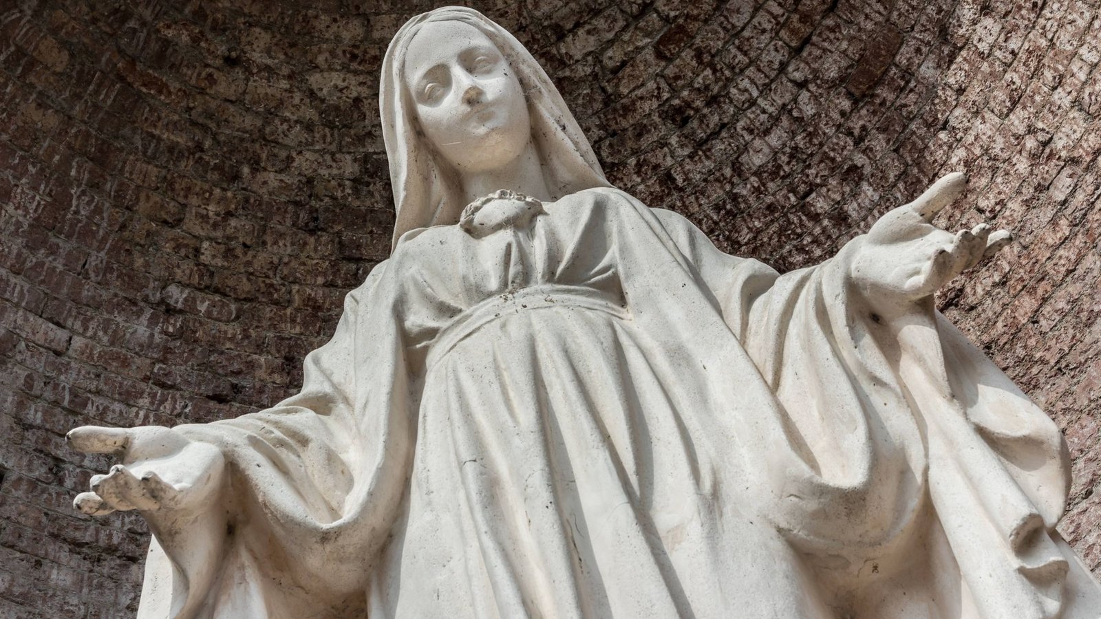 Dass sie frei vom „Makel der Erbsünde“ ist, unterscheidet Maria nach  katholischer Lehre von allen anderen Menschen. Es soll „ihre einzigartige Nähe zu Gott zum Ausdruck bringen“.Foto: Imago/Yay Images