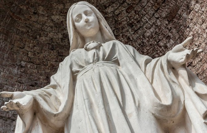 Dass sie frei vom „Makel der Erbsünde“ ist, unterscheidet Maria nach  katholischer Lehre von allen anderen Menschen. Es soll „ihre einzigartige Nähe zu Gott zum Ausdruck bringen“.<span class='image-autor'>Foto: Imago/Yay Images</span>
