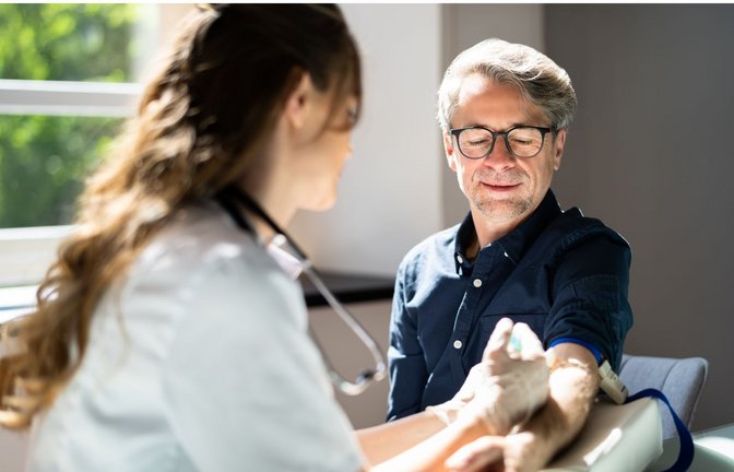 Um den PSA-Wert zu messen, wird Männern Blut abgenommen. Bislang ist das eine Selbstzahlerleistung.<span class='image-autor'>Foto: stock.adobe.com/Andrey Popov</span>