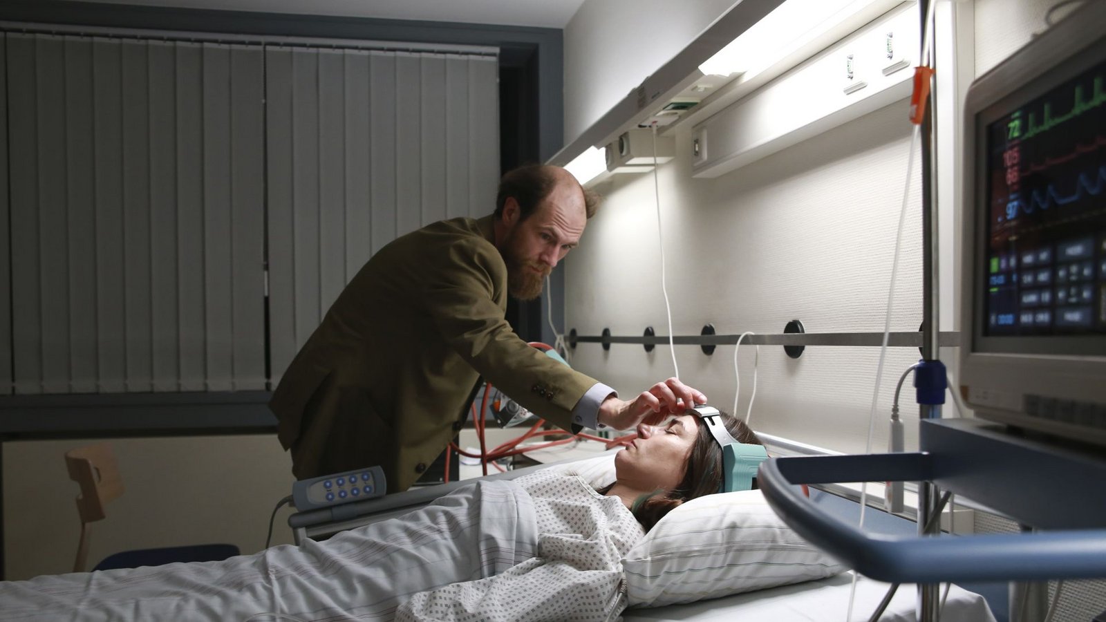 So ganz überzeugt ist der Psychiater Schneider (Robert Gwisdek) selbst nicht, dass er  Eva Hütter (Nadine Dubois) entlocken kann, wo ihr Sohn steckt.Foto: HR/Senator Film/Dietrich Brüggem