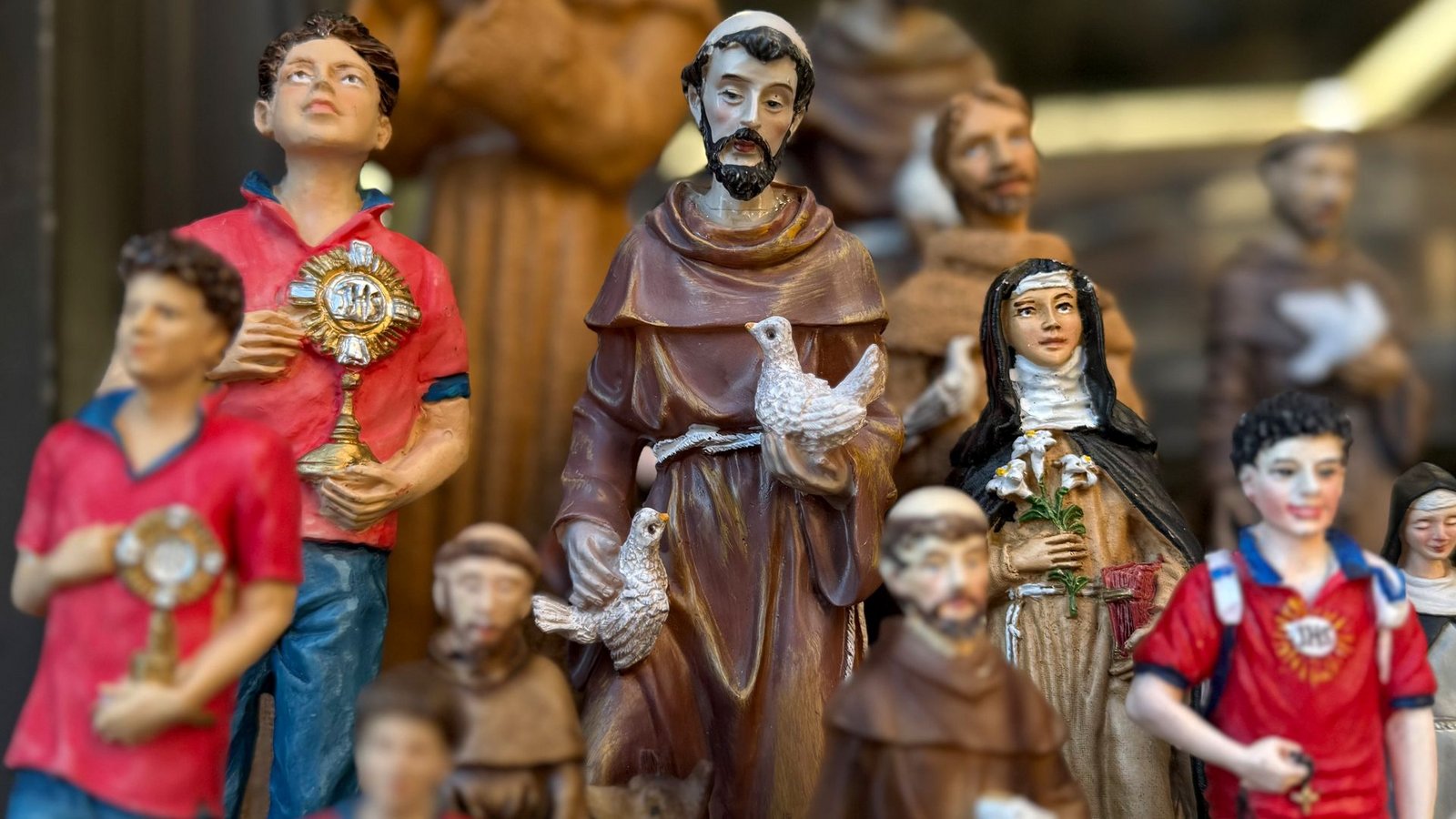Figuren des alten und des neuen Heiligen stehen in Souvenirshops nebeneinander. (Archivbild)Foto: Christoph Sator/dpa