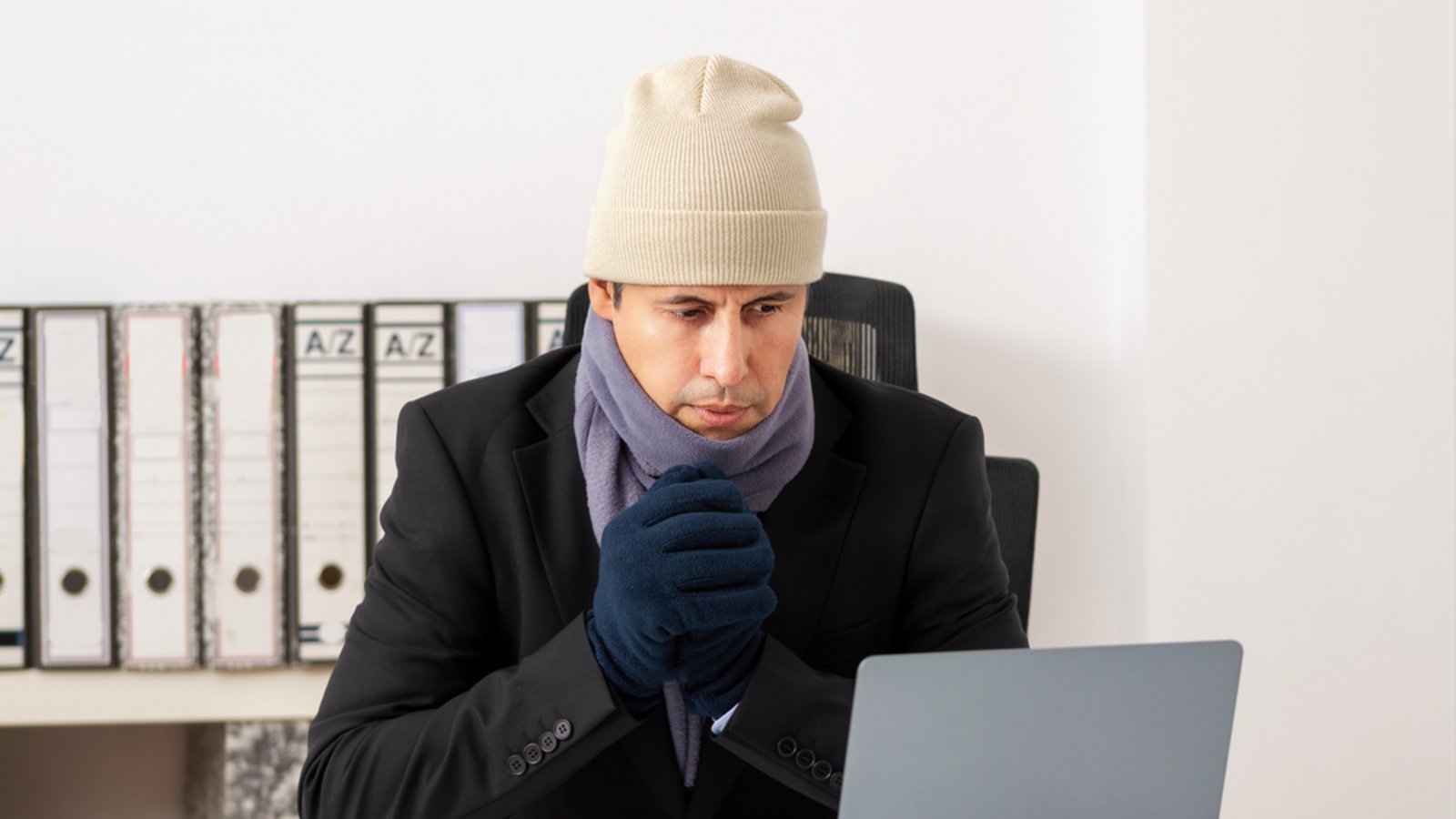 Frieren muss man am Arbeitsplatz nicht.Foto: cunaplus / shutterstock.com Frieren muss man am Arbeitsplatz nicht.Foto: cunaplus / shutterstock.com