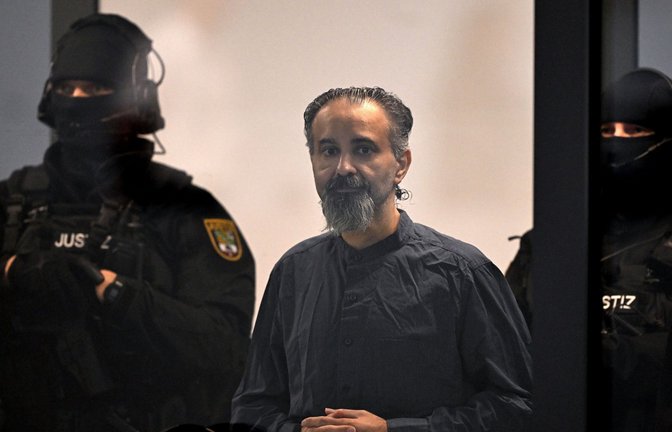 Justizbeamte führen den Angeklagten Taleb al-Abdulmohsen zum Gerichtssaal.<span class='image-autor'>Foto: dpa/Hendrik Schmidt</span>