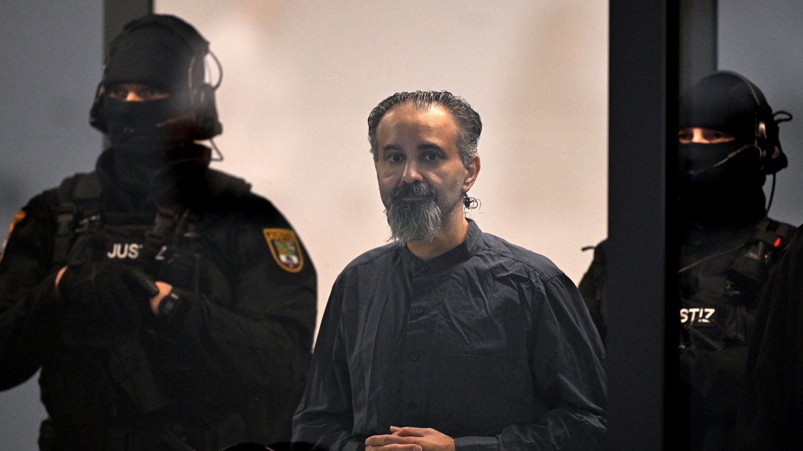 Justizbeamte führen den Angeklagten Taleb al-Abdulmohsen zum Gerichtssaal.Foto: dpa/Hendrik Schmidt Justizbeamte führen den Angeklagten Taleb al-Abdulmohsen zum Gerichtssaal.Foto: dpa/Hendrik Schmidt