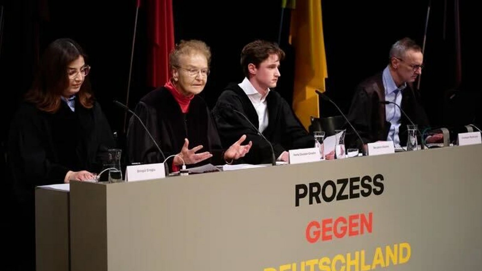In dem fiktiven Prozess wird über ein Verbot der AfD verhandelt.Foto: Fabian Hammerl/Thalia Theater/dpa