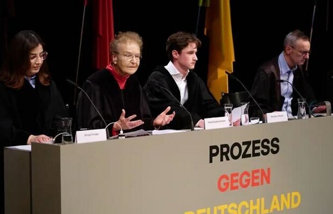 In dem fiktiven Prozess wird über ein Verbot der AfD verhandelt.<span class='image-autor'>Foto: Fabian Hammerl/Thalia Theater/dpa</span>