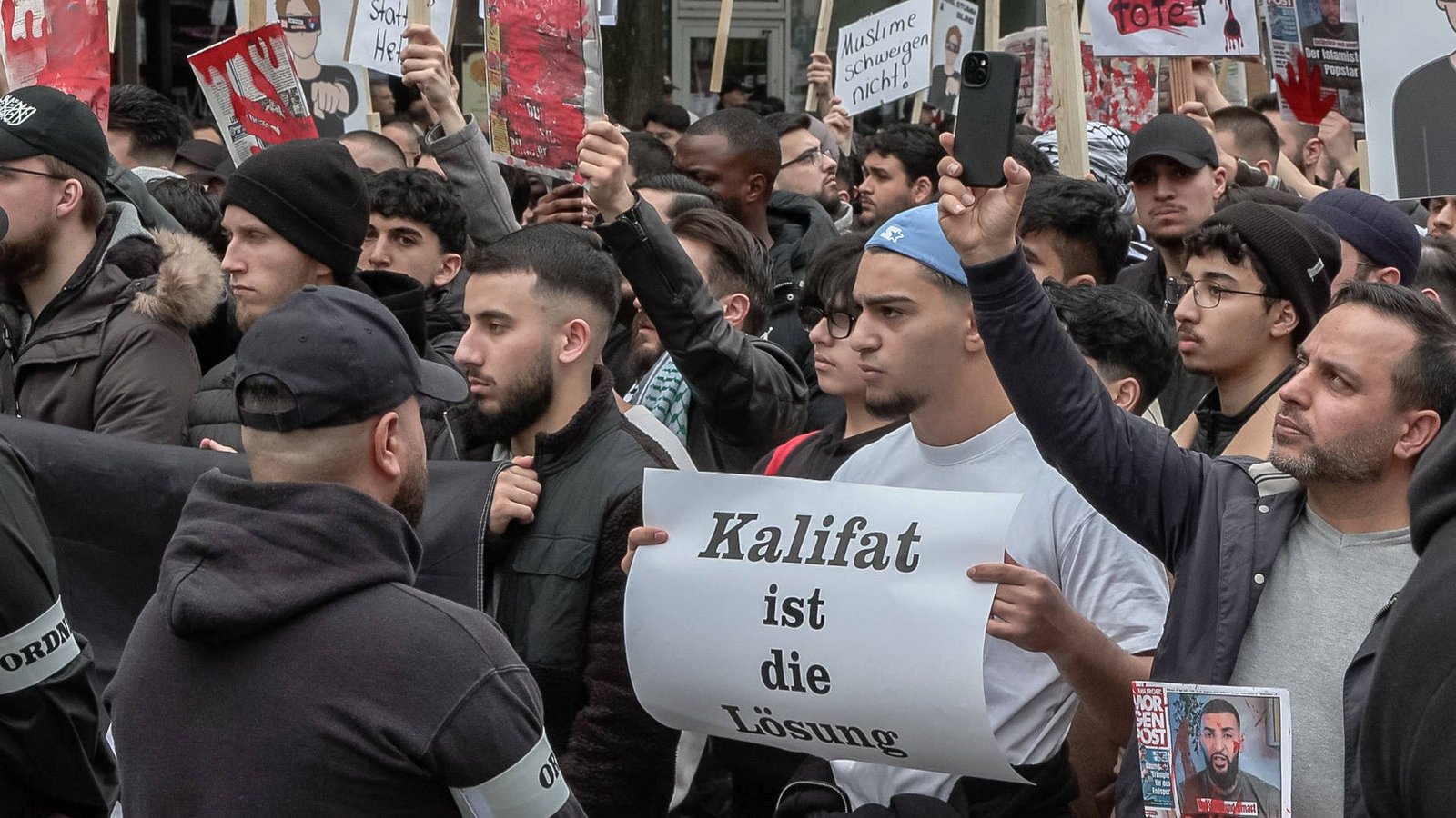 Kalifat-Forderungen auf Demonstrationen unter anderem in Hamburg sorgten für viel Aufsehen. (Archivbild)Foto: IMAGO/Blaulicht News/IMAGO/Blaulicht-News.de Kalifat-Forderungen auf Demonstrationen unter anderem in Hamburg sorgten für viel Aufsehen. (Archivbild)Foto: IMAGO/Blaulicht News/IMAGO/Blaulicht-News.de
