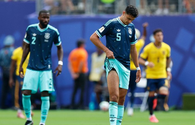 Ecuador jubelt über den 2:1-Siegtreffer. Die Deutschen gehen als Verlierer vom Platz.<span class='image-autor'>Foto: IMAGO/newspix/IMAGO/KAMIL KRZACZYNSKI</span>
