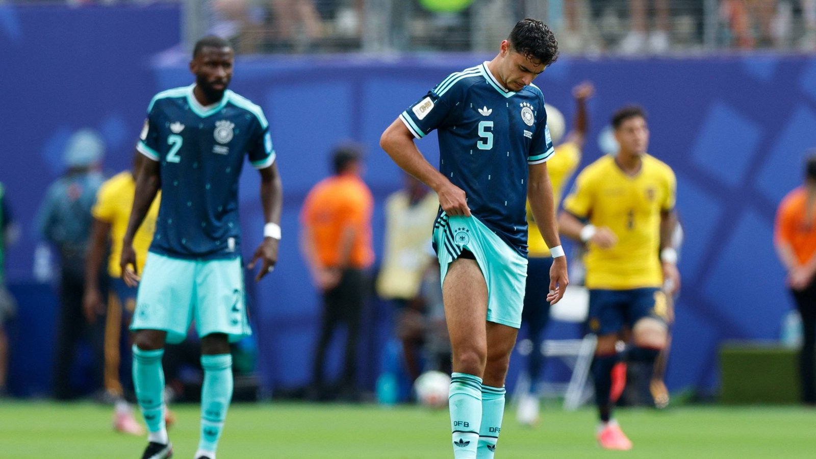 Ecuador jubelt über den 2:1-Siegtreffer. Die Deutschen gehen als Verlierer vom Platz.Foto: IMAGO/newspix/IMAGO/KAMIL KRZACZYNSKI