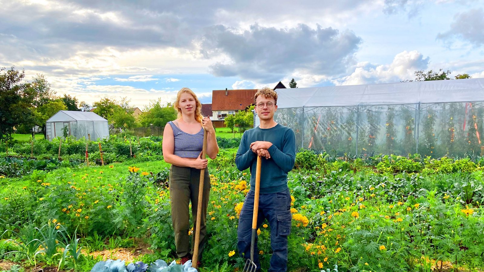 Positiv gestimmt: die Gärtnerin Isabelle Cisson und der Solawi-Vorstand Philipp Teufel auf dem ersten Erntefeld des VereinsFoto: Matthias Ring