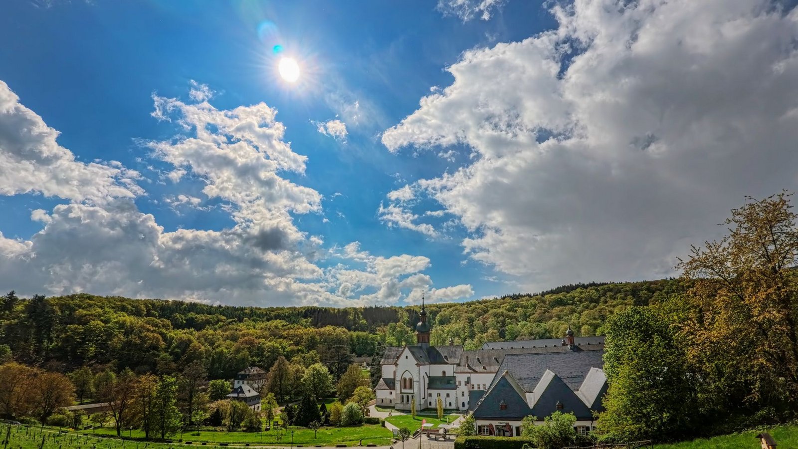 Sonne und Wolken im Wechsel: Das ist typisch für den Monat April. Warum ist das so?Foto: dpa/Andreas Arnold