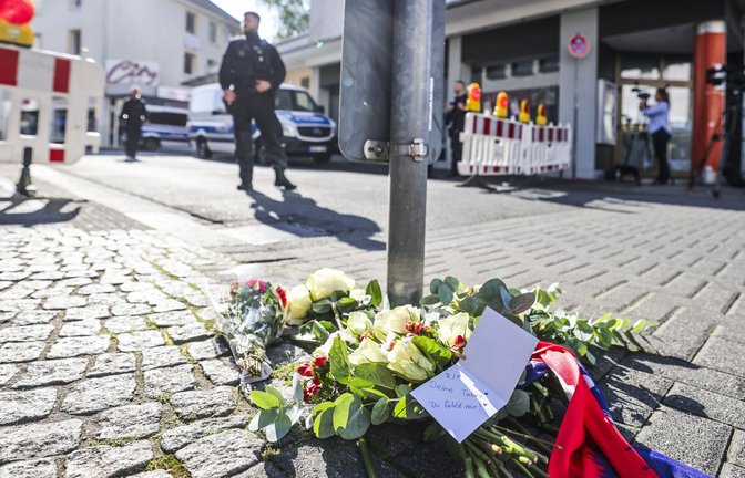 Nach der Messerattacke auf dem Solinger Stadtfest liegen in der Nähe des Tatorts Blumen auf einem Gehweg.<span class='image-autor'>Foto: dpa/Christoph Reichwein</span>