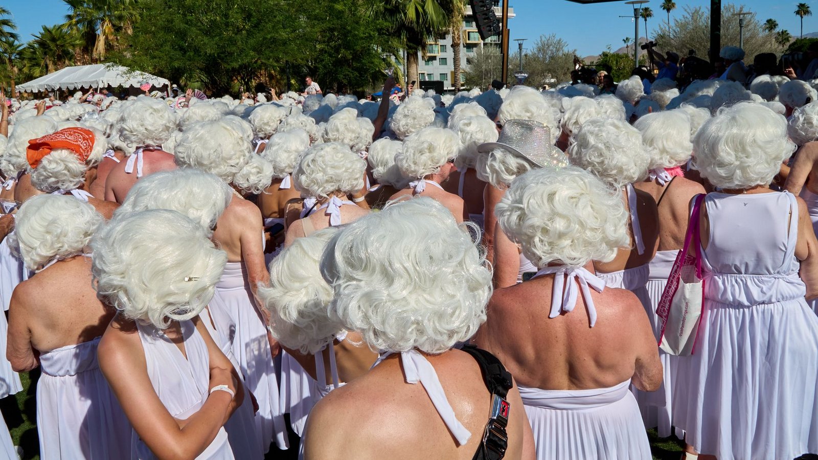 Als Marilyn Monroe verkleidete Teilnehmer versammeln sich in der Innenstadt von Palm Springs.Foto: Ian L. Sitren/ZUMA Press Wire/dpa