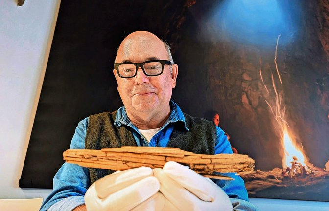Der Tübinger Professor Nicholas Conard mit dem gefundenen steinzeitlich Elfenbeinmeißel.<span class='image-autor'>Foto: Bäßler</span>