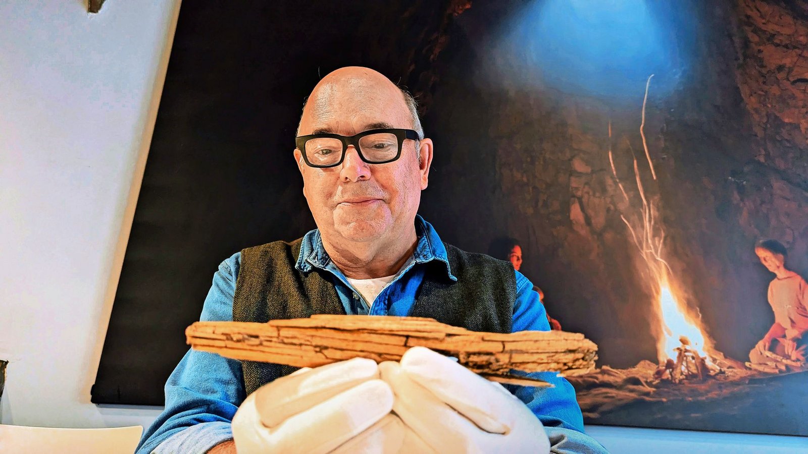 Der Tübinger Professor Nicholas Conard mit dem gefundenen steinzeitlich Elfenbeinmeißel.Foto: Bäßler Der Tübinger Professor Nicholas Conard mit dem gefundenen steinzeitlich Elfenbeinmeißel.Foto: Bäßler