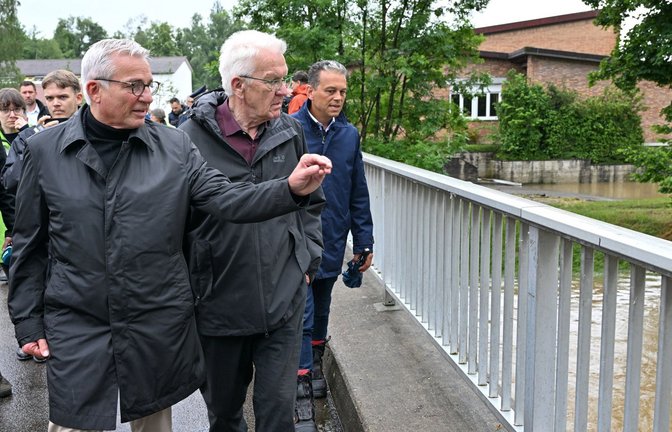 Baden-Württembergs Ministerpräsident Winfried Kretschmann (Zweiter von rechts), hat sich am Montag vor Ort ein Bild von der Hochwasserlage gemacht.<span class='image-autor'>Foto: dpa/Felix Kästle</span>