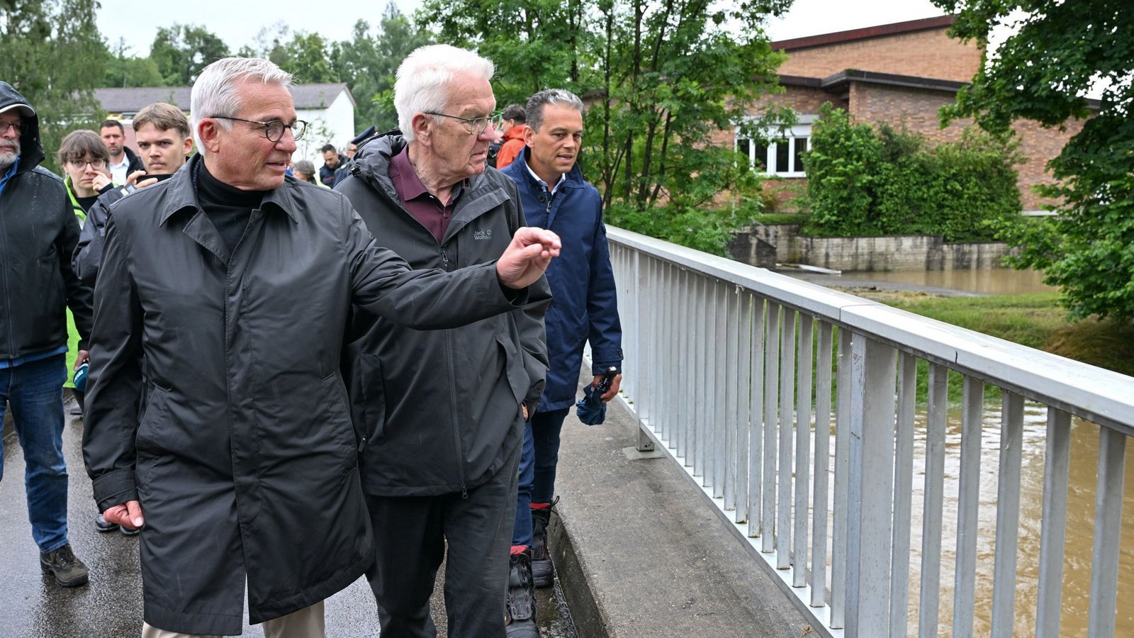 Baden-Württembergs Ministerpräsident Winfried Kretschmann (Zweiter von rechts), hat sich am Montag vor Ort ein Bild von der Hochwasserlage gemacht.Foto: dpa/Felix Kästle Baden-Württembergs Ministerpräsident Winfried Kretschmann (Zweiter von rechts), hat sich am Montag vor Ort ein Bild von der Hochwasserlage gemacht.Foto: dpa/Felix Kästle