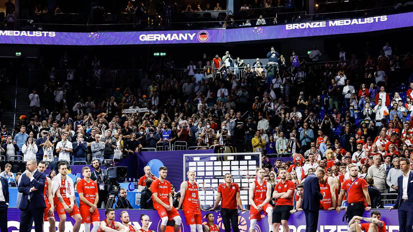Die unterlegenen Polen mussten das Party-Spektakel der deutschen Mannschaft und deren Fans ertragen – sie haben es fair und vorbildlich getan.Foto: IMAGO/ WOJCIECH FIGURSKI