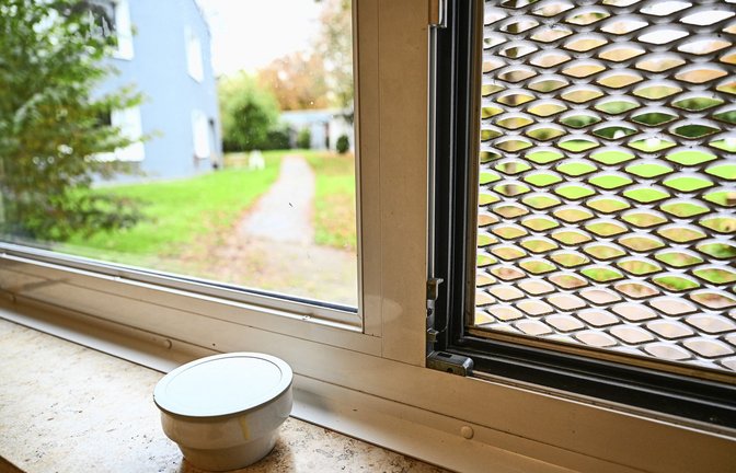 Stillleben mit Essensbehälter: Fensterblick aus der geschlossenen Abteilung im Zentrum für Psychiatrie Weissenau.<span class='image-autor'>Foto: picture alliance/dpa/Felix Kästle</span>