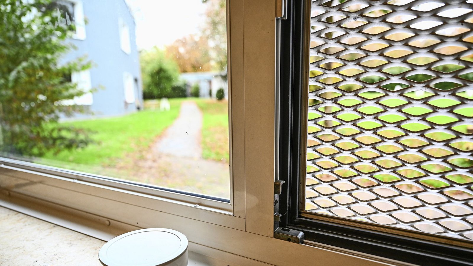 Stillleben mit Essensbehälter: Fensterblick aus der geschlossenen Abteilung im Zentrum für Psychiatrie Weissenau.Foto: picture alliance/dpa/Felix Kästle Stillleben mit Essensbehälter: Fensterblick aus der geschlossenen Abteilung im Zentrum für Psychiatrie Weissenau.Foto: picture alliance/dpa/Felix Kästle