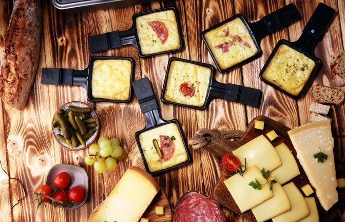 Ein einfaches und besonders gemütliches Essen im Winter ist Raclette. Wie viel Käse und welche Sorten Sie dabei einplanen sollten, erfahren Sie hier.<span class='image-autor'>Foto: beats1 / Shutterstock.com</span>