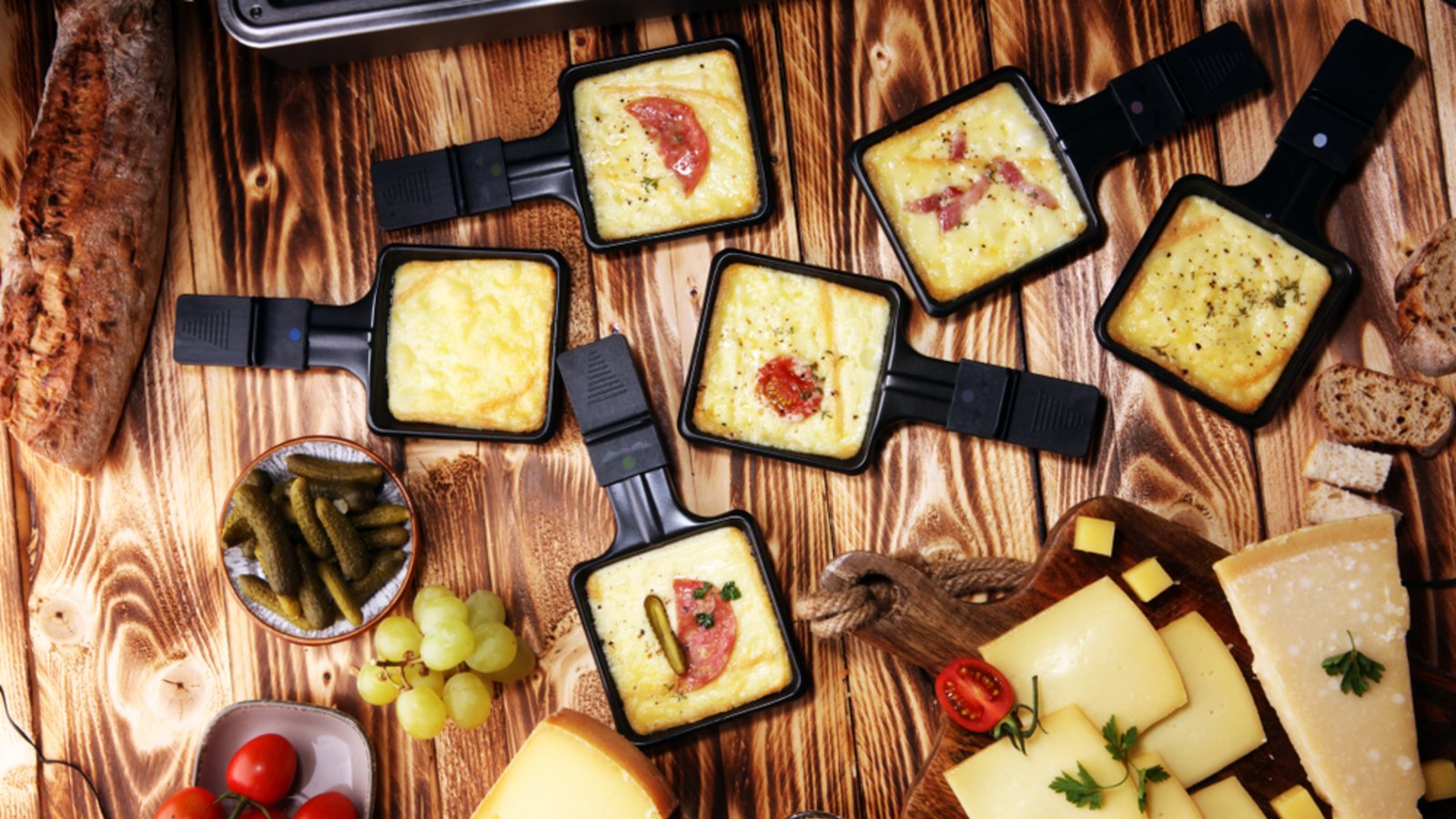 Ein einfaches und besonders gemütliches Essen im Winter ist Raclette. Wie viel Käse und welche Sorten Sie dabei einplanen sollten, erfahren Sie hier.Foto: beats1 / Shutterstock.com Ein einfaches und besonders gemütliches Essen im Winter ist Raclette. Wie viel Käse und welche Sorten Sie dabei einplanen sollten, erfahren Sie hier.Foto: beats1 / Shutterstock.com