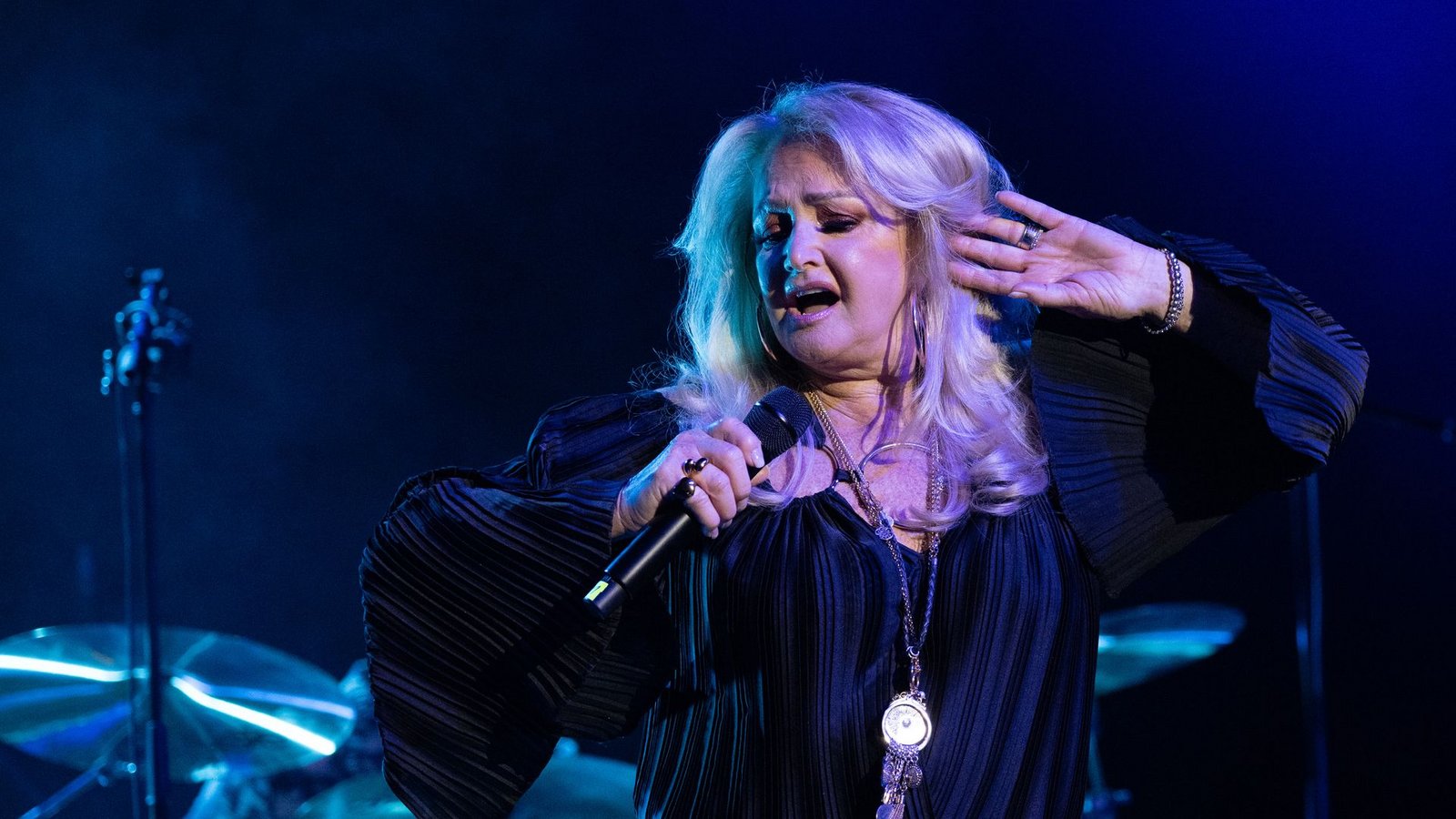 Ihre Fans hoffen, dass Bonnie Tyler bald wieder auf der Bühne steht. (Archivbild)Foto: Sebastian Gollnow/dpa