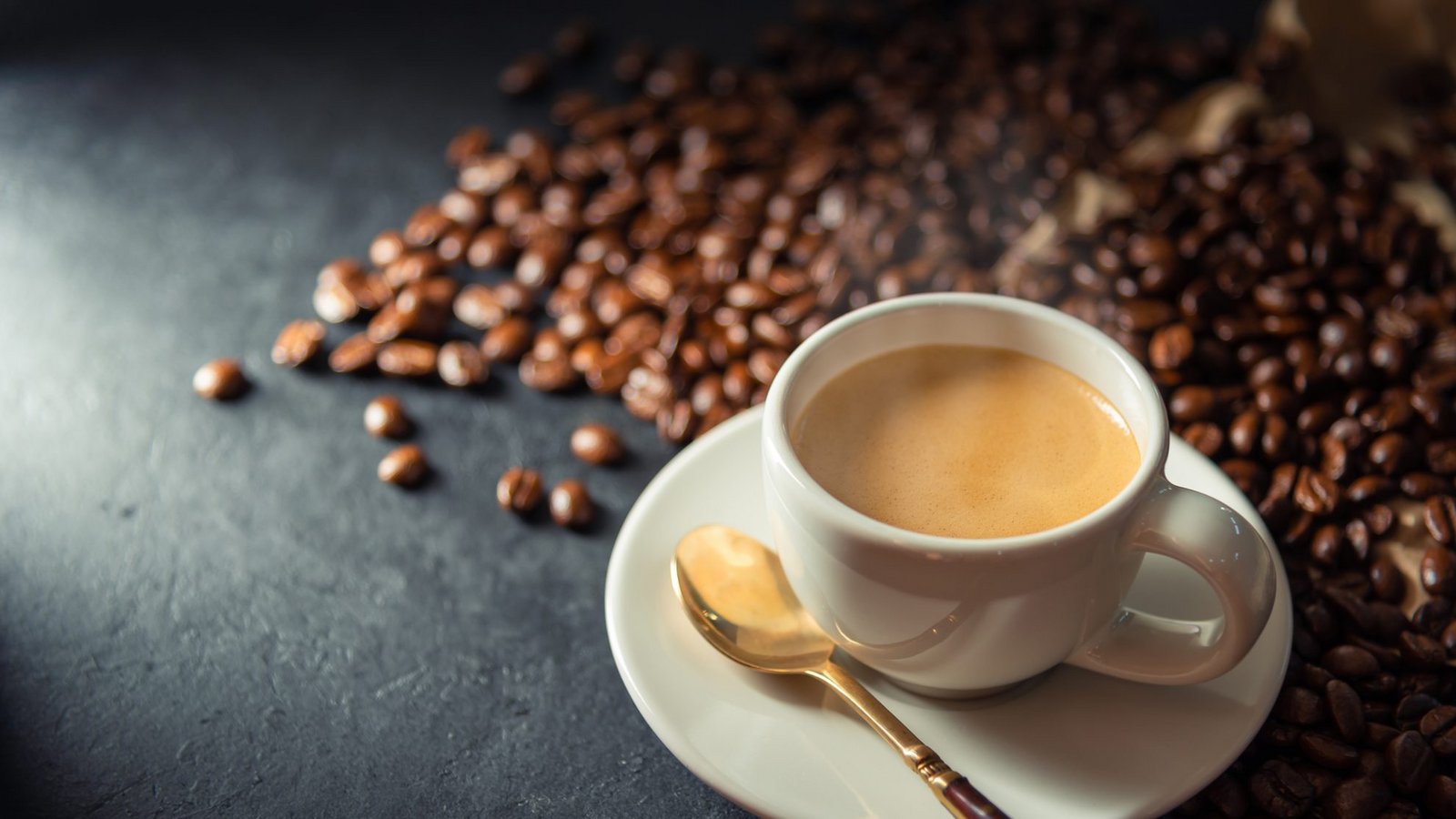 Kaffee ist ein klassisches Erwachsenen-Getränk. Doch ab welchem Alter darf man das Heißgetränk zu sich nehmen?Foto: VIZAPHOTO PHOTOGRAPHER / shutterstuck.com