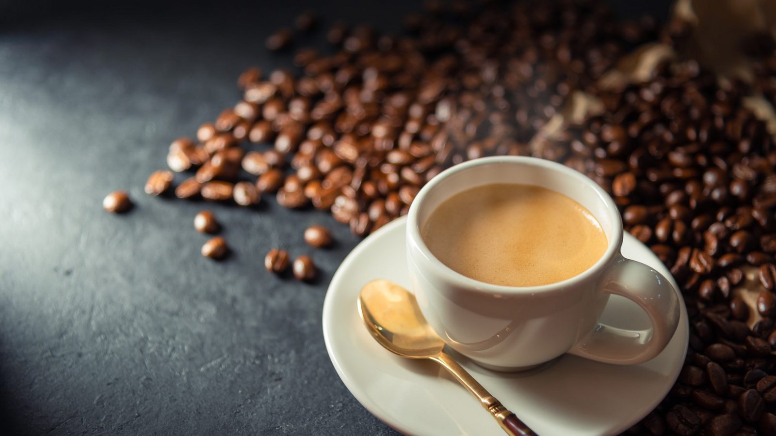 Kaffee ist ein klassisches Erwachsenen-Getränk. Doch ab welchem Alter darf man das Heißgetränk zu sich nehmen?Foto: VIZAPHOTO PHOTOGRAPHER / shutterstuck.com Kaffee ist ein klassisches Erwachsenen-Getränk. Doch ab welchem Alter darf man das Heißgetränk zu sich nehmen?Foto: VIZAPHOTO PHOTOGRAPHER / shutterstuck.com