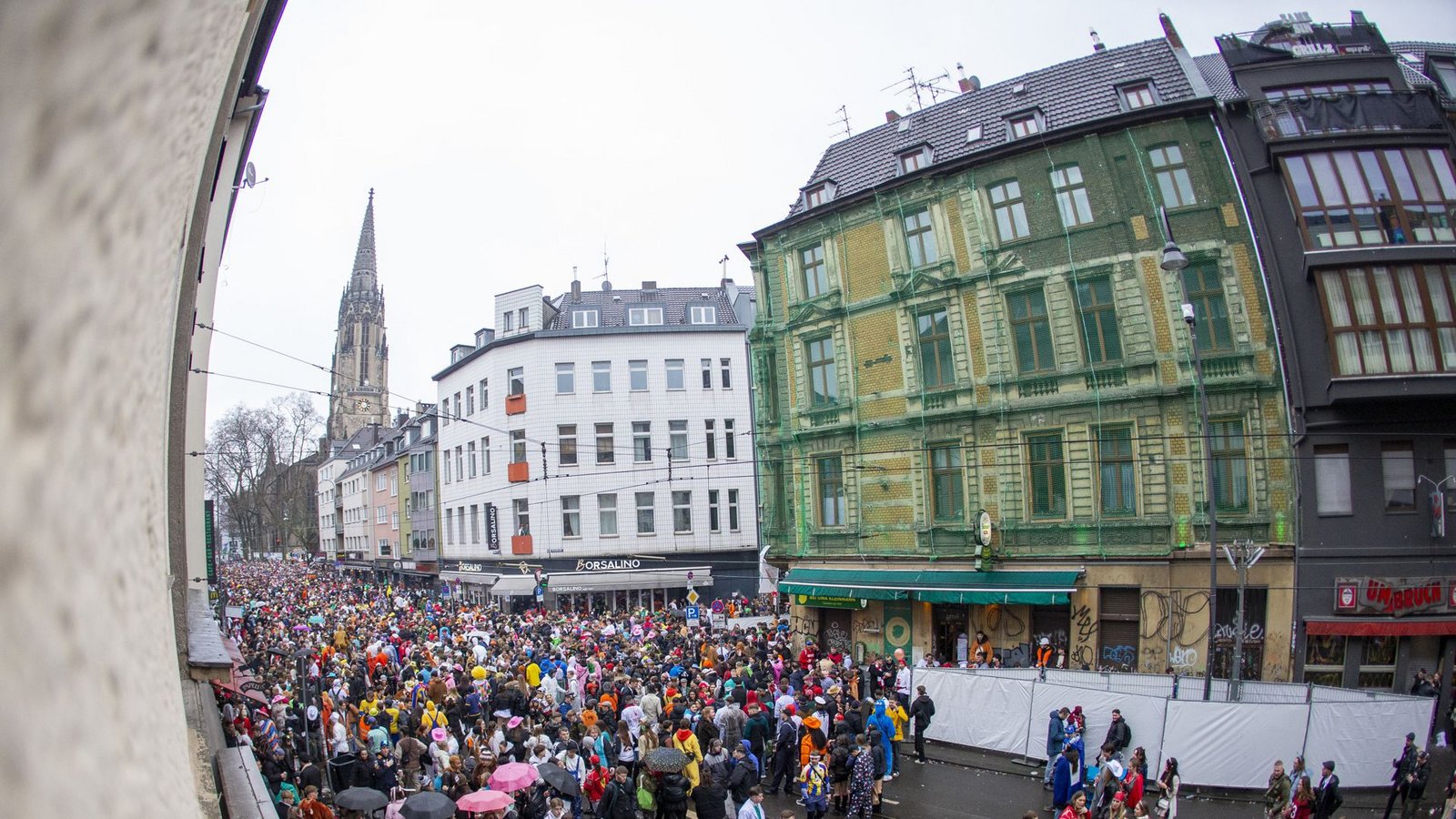 Köln: Junge Karnevalisten feiern auf der Zülpicher Straße.Foto: dpa/Thomas Banneyer