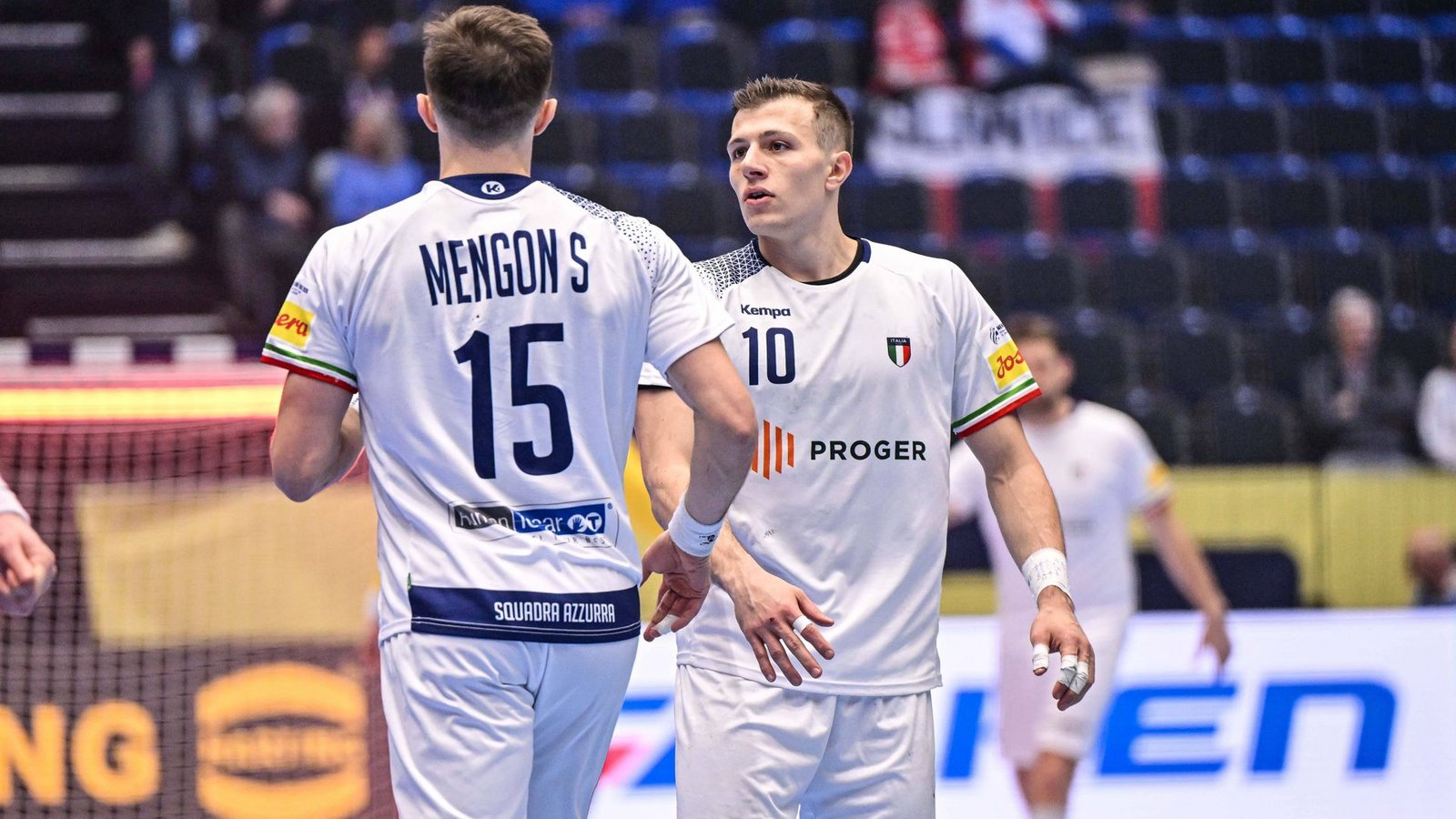Marco Mengon (re.) spielt ab Sommer nicht nur in der italienischen Nationalmannschaft mit seinem Zwillingsbruder Simone zusammen.Foto: IMAGO/IPA Sport Marco Mengon (re.) spielt ab Sommer nicht nur in der italienischen Nationalmannschaft mit seinem Zwillingsbruder Simone zusammen.Foto: IMAGO/IPA Sport