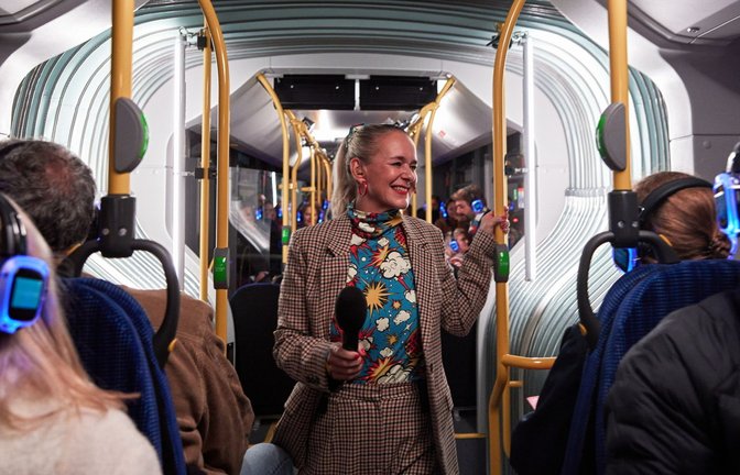 Kathrin Hildebrand  von Lokstoff nimmt das Publikum in „Nachtschicht – Eine Reise durch die Stadt“ mit auf eine ungewöhnliche Busfahrt durch Stuttgart.<span class='image-autor'>Foto: Zoia Domaskina</span>