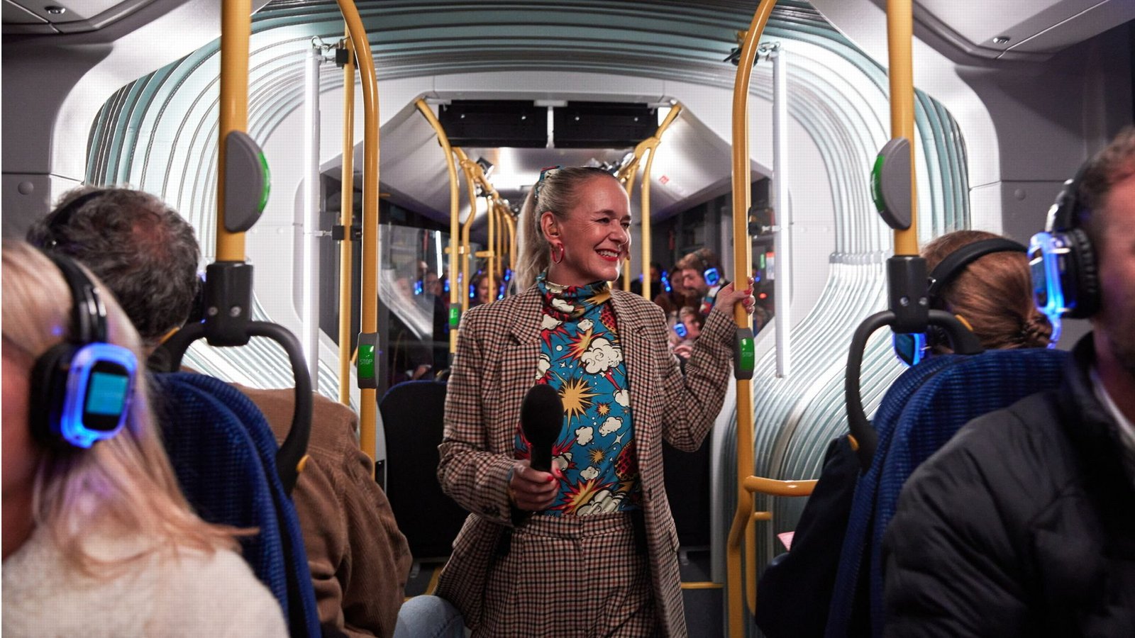 Kathrin Hildebrand von Lokstoff nimmt das Publikum in „Nachtschicht – Eine Reise durch die Stadt“ mit auf eine ungewöhnliche Busfahrt durch Stuttgart.Foto: Zoia Domaskina Kathrin Hildebrand von Lokstoff nimmt das Publikum in „Nachtschicht – Eine Reise durch die Stadt“ mit auf eine ungewöhnliche Busfahrt durch Stuttgart.Foto: Zoia Domaskina