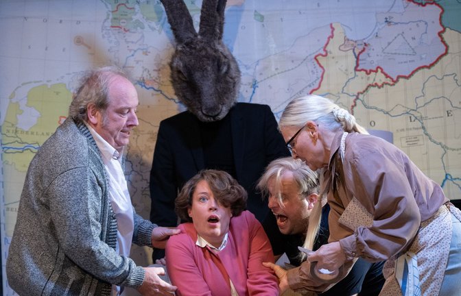 Sein Name ist Hase, er weiß von allem: Kim Patrick Biele (hinten) als Geist des Rudolf von Sebottendorf mit (von links)  Martin Theuer als  Reichskanzler sowie  Franziska Theiner, Markus Michalik und  Gesine Hannemann.<span class='image-autor'>Foto: Björn Klein</span>
