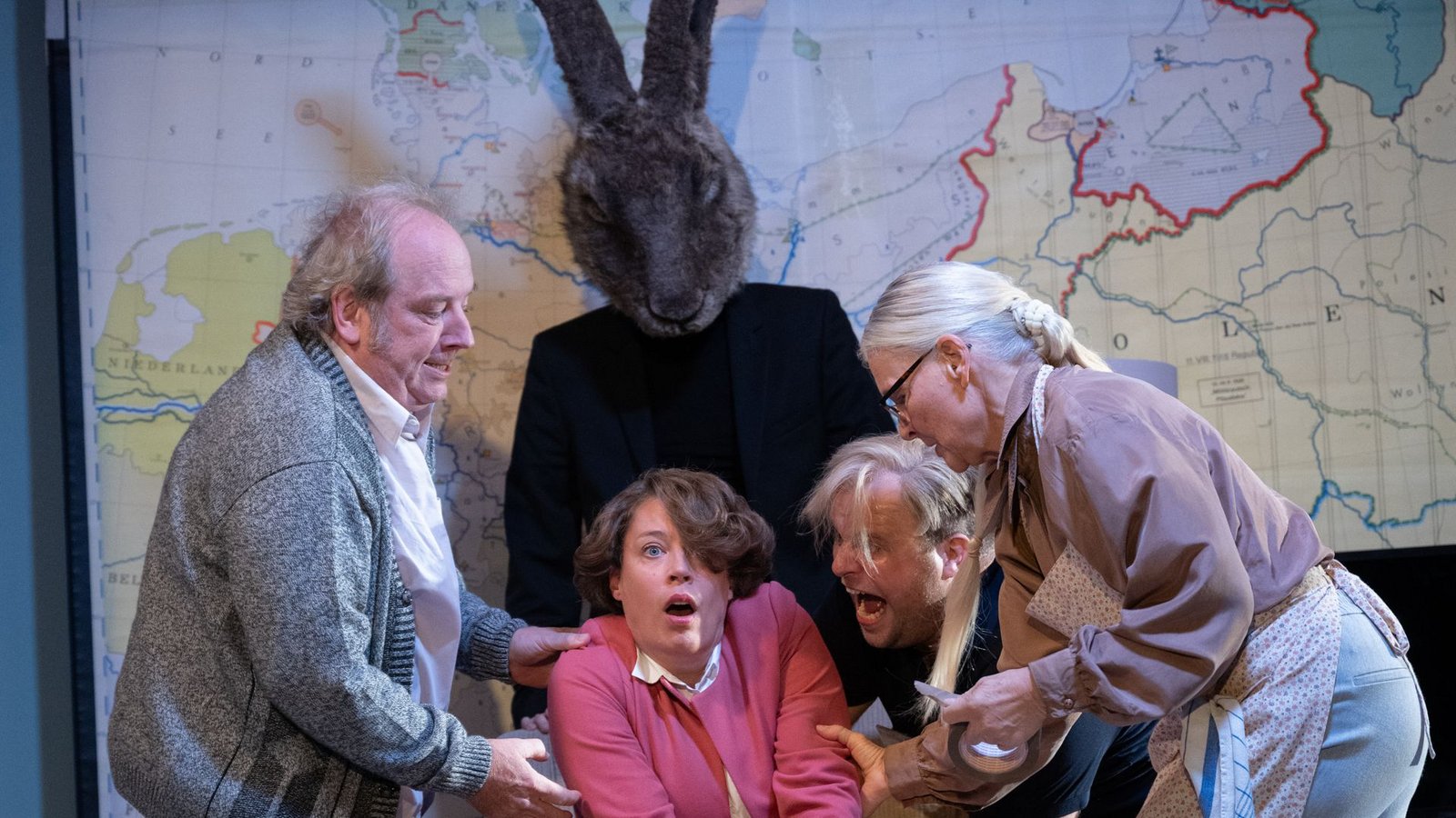 Sein Name ist Hase, er weiß von allem: Kim Patrick Biele (hinten) als Geist des Rudolf von Sebottendorf mit (von links) Martin Theuer als Reichskanzler sowie Franziska Theiner, Markus Michalik und Gesine Hannemann.Foto: Björn Klein Sein Name ist Hase, er weiß von allem: Kim Patrick Biele (hinten) als Geist des Rudolf von Sebottendorf mit (von links) Martin Theuer als Reichskanzler sowie Franziska Theiner, Markus Michalik und Gesine Hannemann.Foto: Björn Klein