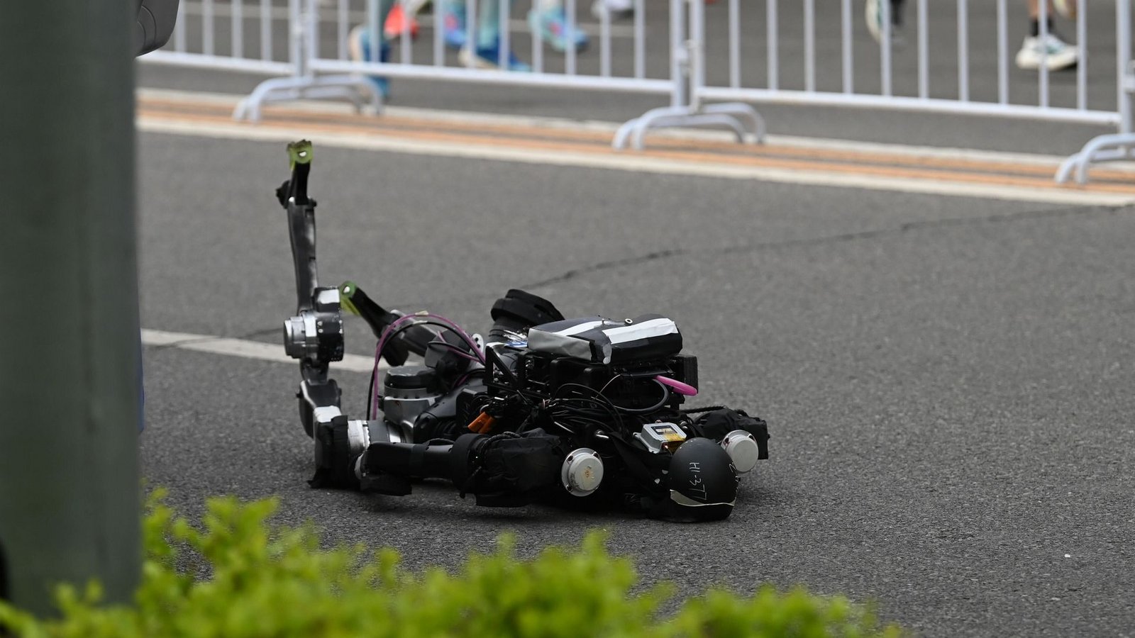Auf der Strecke kamen auch Roboter zu Fall und mussten ausgetauscht werden.Foto: Johannes Neudecker/dpa