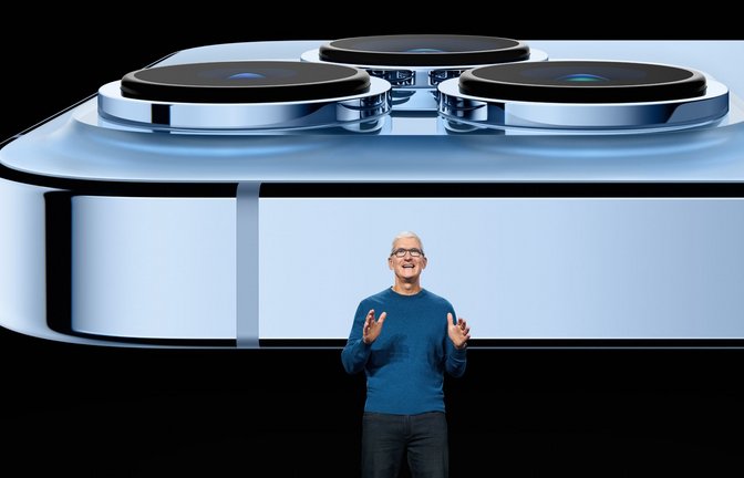 Apple-Chef Tim Cook präsentiert  2021 das  iPhone 13 Pro – natürlich im September. Ob das iPhone 16 im selben Monat erscheint?<span class='image-autor'>Foto: picture alliance/dpa/Apple Inc./Apple Inc.</span>