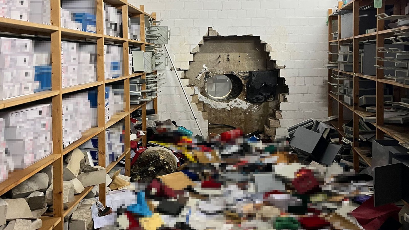 Der Tresorraum der Filiale war völlig verwüstet. (Handoutbild)Foto: -/Polizei Gelsenkirchen/dpa