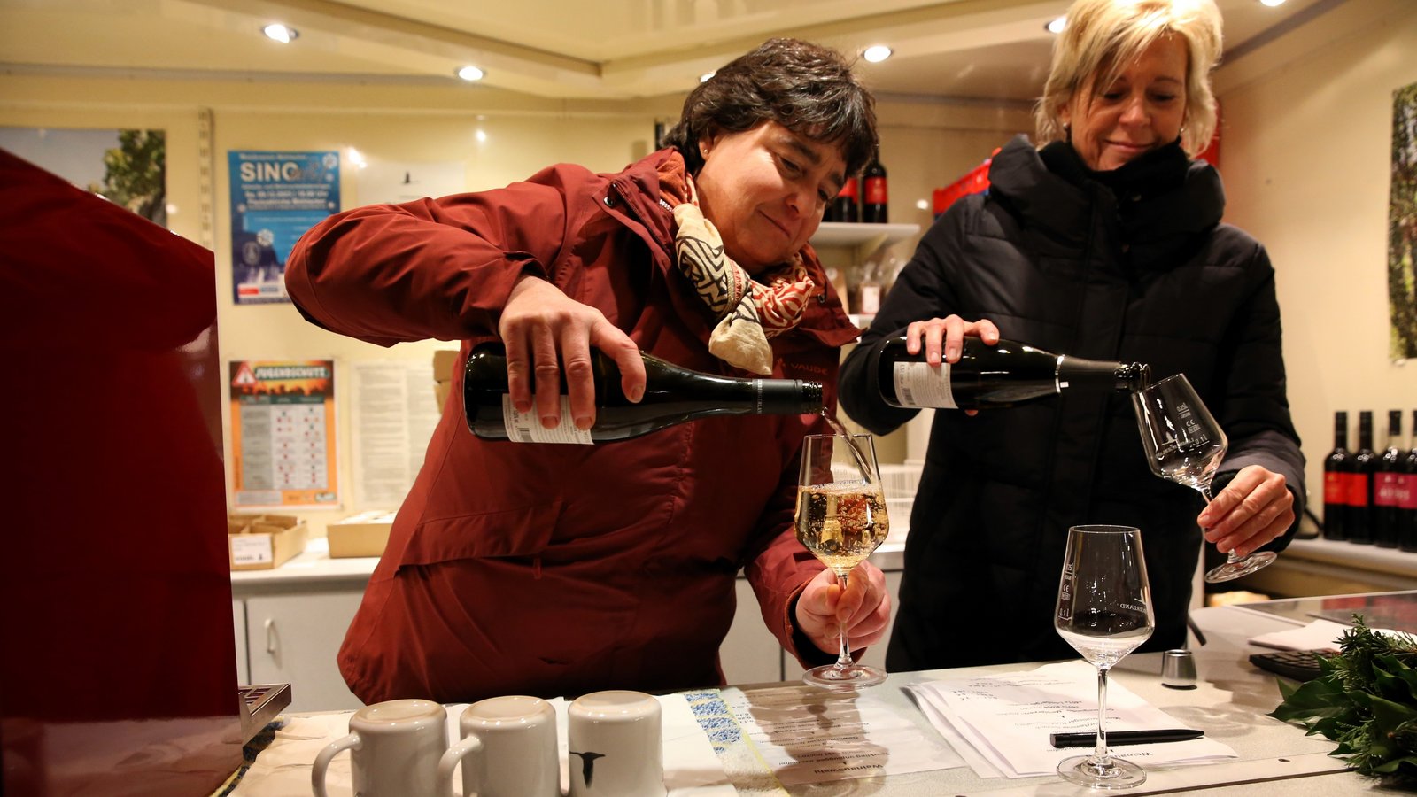 Auch wenn Glühwein auf jedem Weihnachtsmarkt der Verkaufsschlager ist, geht am Wagen der Lembergerland-Kellerei auch anderer Wein über die Theke. Fotos: Küppers